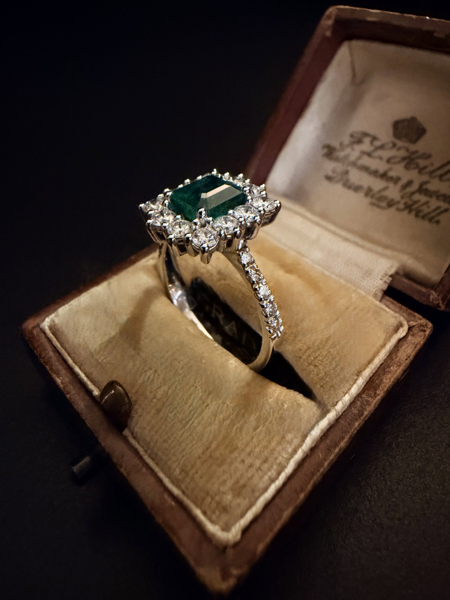 Anillo con Esmeralda y Diamantes